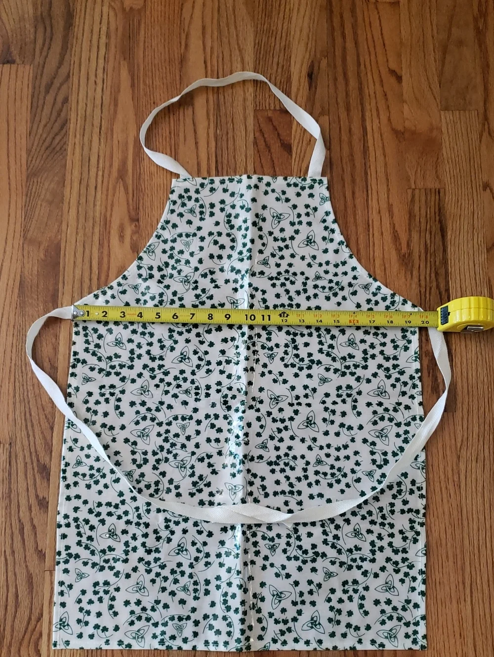 Shamrock Print Kitchen Apron in Cream/Off-White and Dark Green - OS